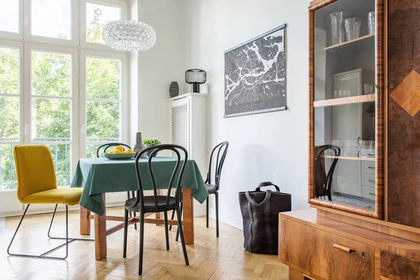 Interieur Van Retro Eetkamer Met Een Tafel Stoelen Kast Een — Stockfoto