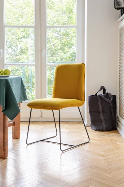 Silla Amarilla Suelo Madera Con Balcón Fondo Interior Comedor — Foto de Stock