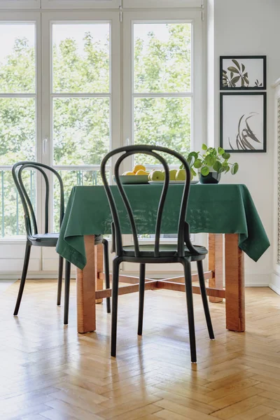 Schwarzer Stuhl Neben Einem Tisch Mit Grünem Tuch Speisesaal Balkonfenster — Stockfoto