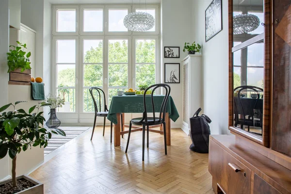 Véritable Photo Une Table Avec Tissu Vert Chaises Gros Plan — Photo