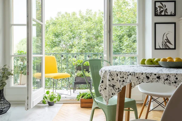 在一个阳台上放松空间 配有充满活力的黄色椅子 在斯堪的纳维亚餐厅内部使用国产植物和草药 — 图库照片