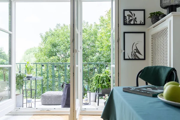Buka Pintu Balkon Dengan Pemandangan Pohon Pouf Dan Meja Balkon — Stok Foto
