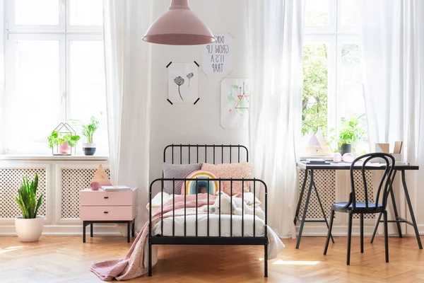 ピンクと白の女の子の部屋インテリア植物と Windows でベッドの横に机に椅子 実際の写真 — ストック写真