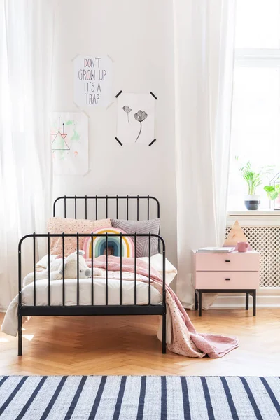 포스터와 아이의 인테리어에 캐비닛 침대에 — 스톡 사진