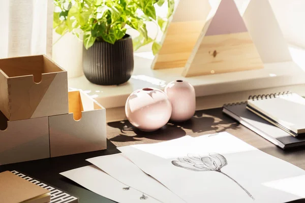 Close Bureau Met Tekeningen Houten Kisten Werkruimte Interieur Met Planten — Stockfoto