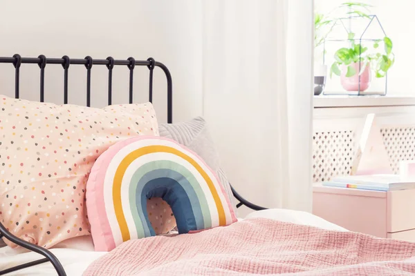 Regenboog Kussen Roze Bladen Meisje Bed Lichte Slaapkamer Interieur Met — Stockfoto