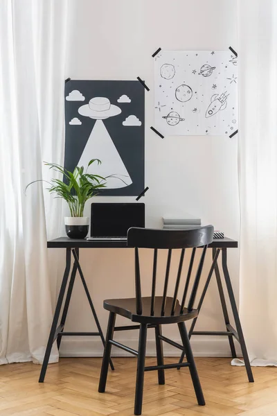 ノート パソコンとポスターと白のホーム オフィス インテリアの工場とデスクで黒い椅子 実際の写真 — ストック写真
