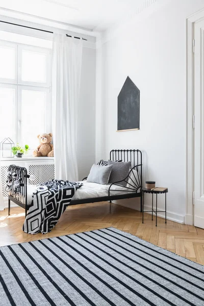 Karpet Bergaris Interior Kamar Tidur Putih Dengan Selimut Bermotif Tempat — Stok Foto