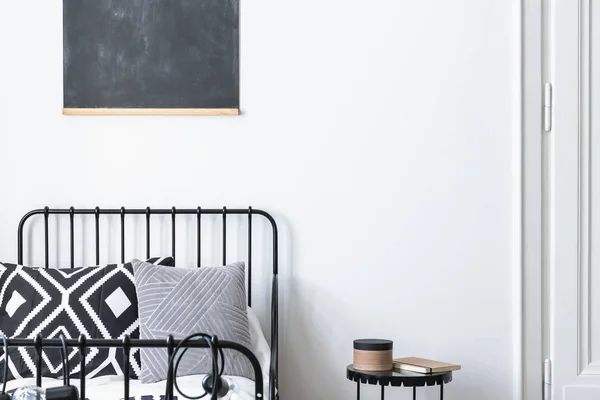 Cojines Cama Junto Mesa Interior Del Dormitorio Blanco Negro Con — Foto de Stock