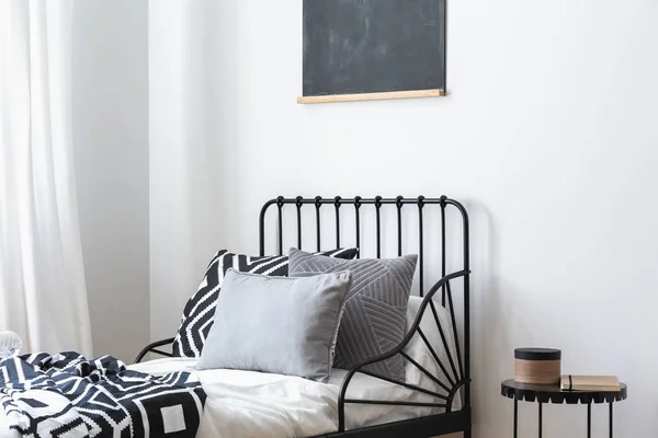 Γκρι Μαξιλάρια Και Μοτίβο Φύλλα Κρεβάτι Λευκό Υπνοδωμάτιο Εσωτερικό Μαύρο — Φωτογραφία Αρχείου