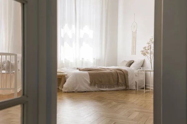 Echtes Foto Des Hellen Schlafzimmers Mit Fischgrätenparkett Doppelbett Fenster Mit — Stockfoto