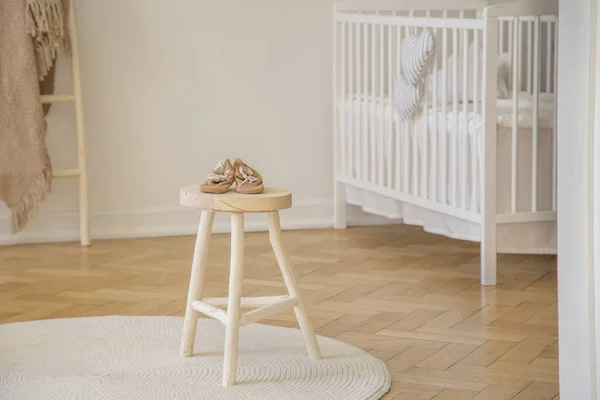 Echte Foto Van Kleine Babyslofjes Geplaatst Houten Kruk Permanent Wit — Stockfoto