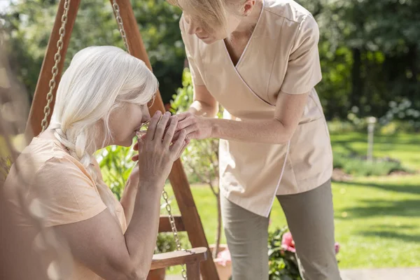 Badante Dando Alla Donna Anziana Malata Mentre Rilassa Giardino — Foto Stock