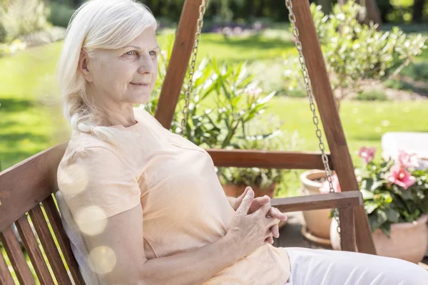 Kranker Positiver Krebspatient Sitzt Garten Des Medizinischen Zentrums — Stockfoto