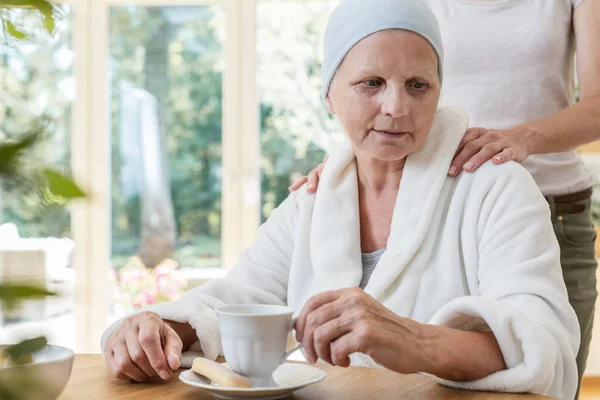 Çay Yudumlarken Hasta Yaşlı Kadın Kanser Ile Destekleyici Aile Üyesi — Stok fotoğraf
