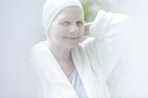 Flary Szczęśliwa Uśmiechnięta Chory Starszą Kobietę Rakiem — Zdjęcie stockowe