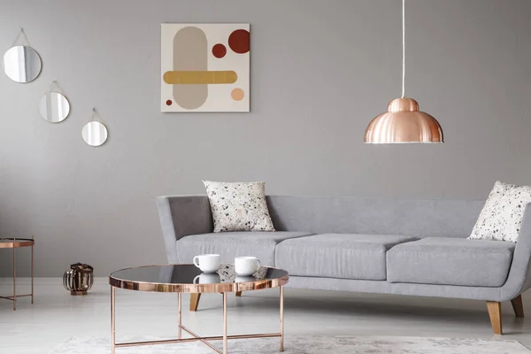 Kupferlampe Und Couchtisch Vor Einem Modernen Sofa Einem Grauen Wohnzimmer — Stockfoto