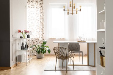 Bir masa, sandalye, bitki ve windows parlak yemek odası iç. Gerçek fotoğraf