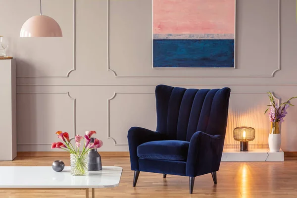 Pohodlné Křeslo Interiéru Obývacího Pokoje Malování Útulné Lampu Květiny Reálné — Stock fotografie