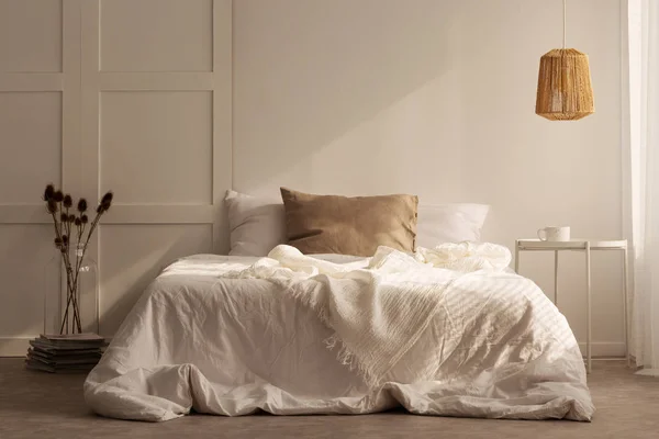 Almohadas Cama Blanca Entre Las Flores Mesa Interior Del Dormitorio —  Fotos de Stock