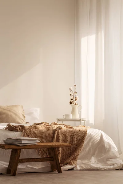 Ξύλινα Σκαμπό Μπροστά Από Κρεβάτι Την Κουβέρτα Στο Φυσικό Λευκό — Φωτογραφία Αρχείου