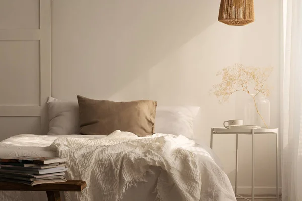 Tanaman Atas Meja Samping Tempat Tidur Dengan Bantal Dan Selimut — Stok Foto