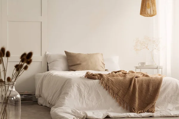 Flores Lámpara Interior Del Dormitorio Natural Blanco Con Manta Almohadas —  Fotos de Stock