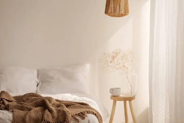 Tumbuhan Bangku Kayu Sebelah Tempat Tidur Dengan Selimut Coklat Interior — Stok Foto