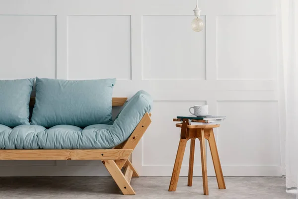 Drewniany Stół Obok Niebieska Sofa Poduszkami Biały Salon Wnętrza Lampa — Zdjęcie stockowe