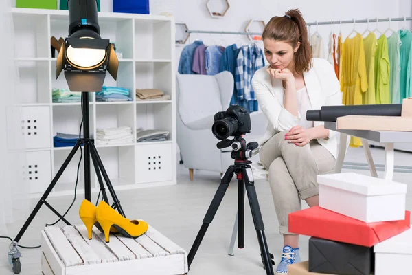 Empresaria Tomando Una Foto Zapatos Estudio — Foto de Stock