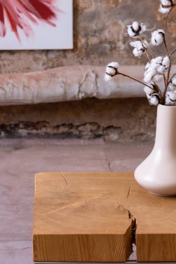 Basit yatak odası iç posteri ile ahşap masaya beyaz çiçek. Gerçek fotoğraf