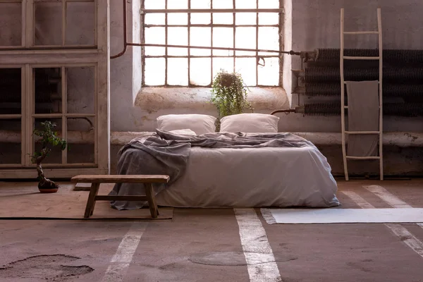 Almohadas Manta Cama Interior Del Dormitorio Japonés Con Taburete Planta —  Fotos de Stock