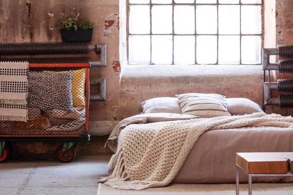 Carro Lleno Almohadas Junto Una Cama Interior Dormitorio Wabi Sabi — Foto de Stock