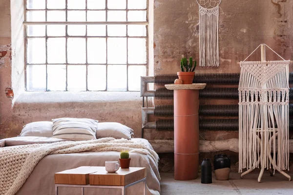 Macrame Een Wabi Sabi Slaapkamer Interieur Met Een Bed Tafel — Stockfoto