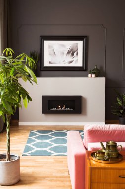 Şık salon iç canlı ve ahşap mobilya ile minimalist ve modern şömine yukarıdaki fotoğraf çerçeveli. Gerçek fotoğraf.