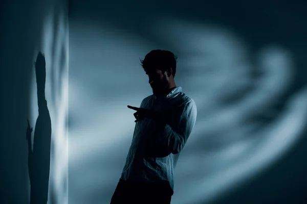 Homem Com Esquizofrenia Sozinho Interior Escuro Falando Com Sua Sombra — Fotografia de Stock