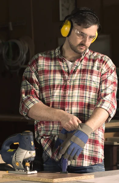 Tischler Zieht Handschuhe Für Arbeit Sägewerk — Stockfoto