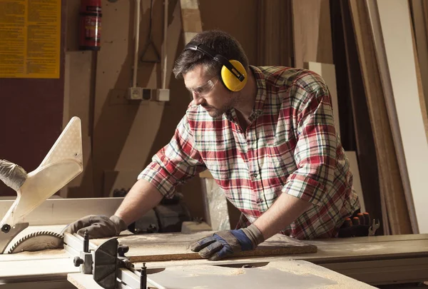 Arbeiter Mit Schutzbrille Und Kopfhörer Beim Holzschneiden Einem Sägewerk — Stockfoto