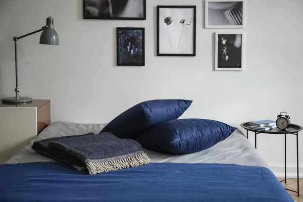 Minimalistische Slaapkamer Interieur Met Een Warme Wollen Deken Marine Blauwe — Stockfoto