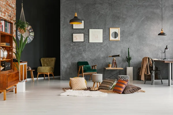Catur Ditempatkan Lantai Dengan Karpet Dan Bantal Interior Apartemen Retro — Stok Foto