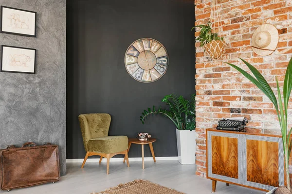 Jam Besar Vintage Tergantung Dinding Hitam Ruang Tamu Interior Dengan — Stok Foto
