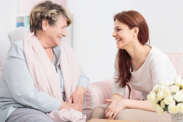 Lächelnde Ältere Frau Bei Einem Treffen Mit Freundlicher Krankenschwester Während — Stockfoto
