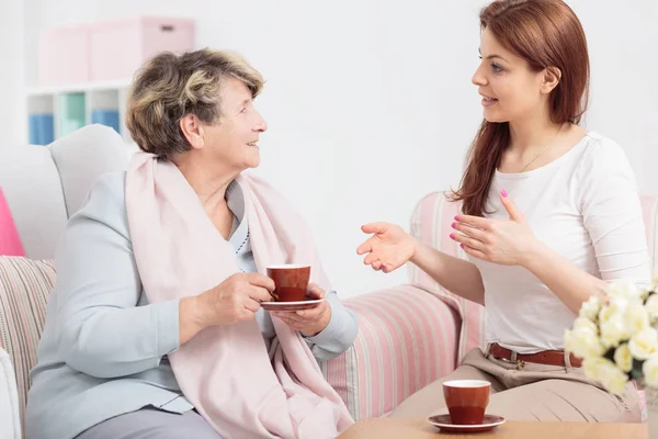 Jonge Vrouw Met Oma Thee Drinken Tijdens Vergadering Spreken — Stockfoto