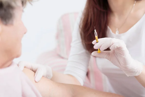 Nahaufnahme Einer Krankenschwester Mit Spritze Bei Impfungen Von Seniorin — Stockfoto