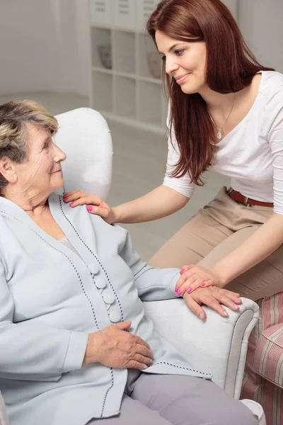Freundliche Betreuerin Kümmert Sich Lächelnde Seniorin Bei Treffen Hause — Stockfoto