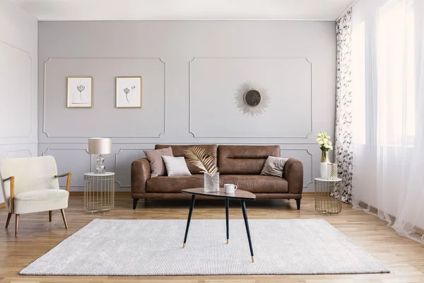 简约的室内设计 配有棕色真皮沙发 复古扶手椅咖啡桌和金色装饰品 真实照片 — 图库照片