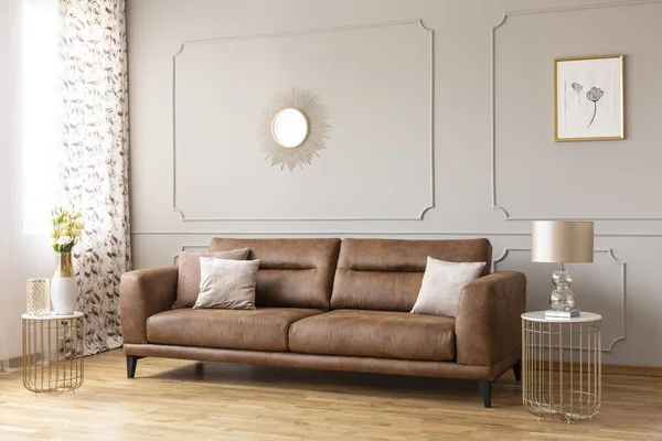 Goldlampe Auf Dem Tisch Neben Ledersofa Grauen Wohnzimmerinterieur Mit Poster — Stockfoto