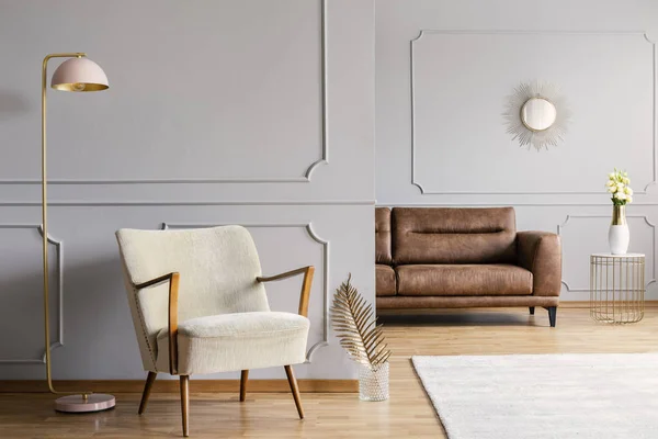 Lampe Rose Côté Fauteuil Dans Appartement Gris Intérieur Avec Feuille — Photo