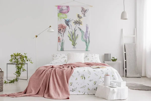 Şeftali Battaniye Yeşil Beyaz Keten Yatakta Bir Doğal Parlak Yatak — Stok fotoğraf