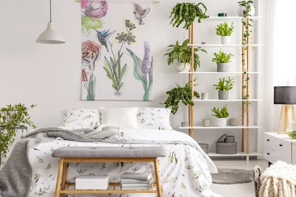 Πραγματική Φωτογραφία Λευκό Υπνοδωμάτιο Εσωτερικό Πολλά Φρέσκα Φυτά King Size — Φωτογραφία Αρχείου